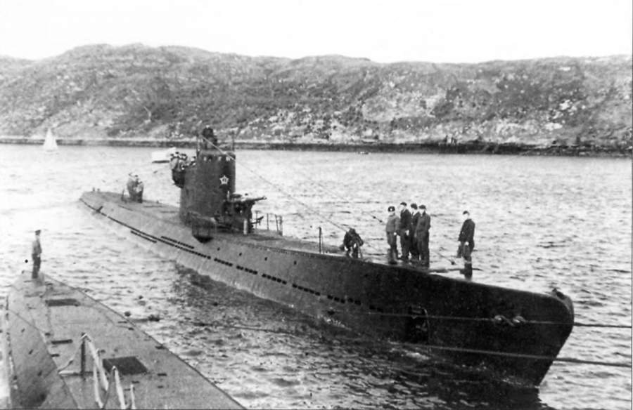  Подводная лодка возвращается из боевого похода. июль 1943 г.