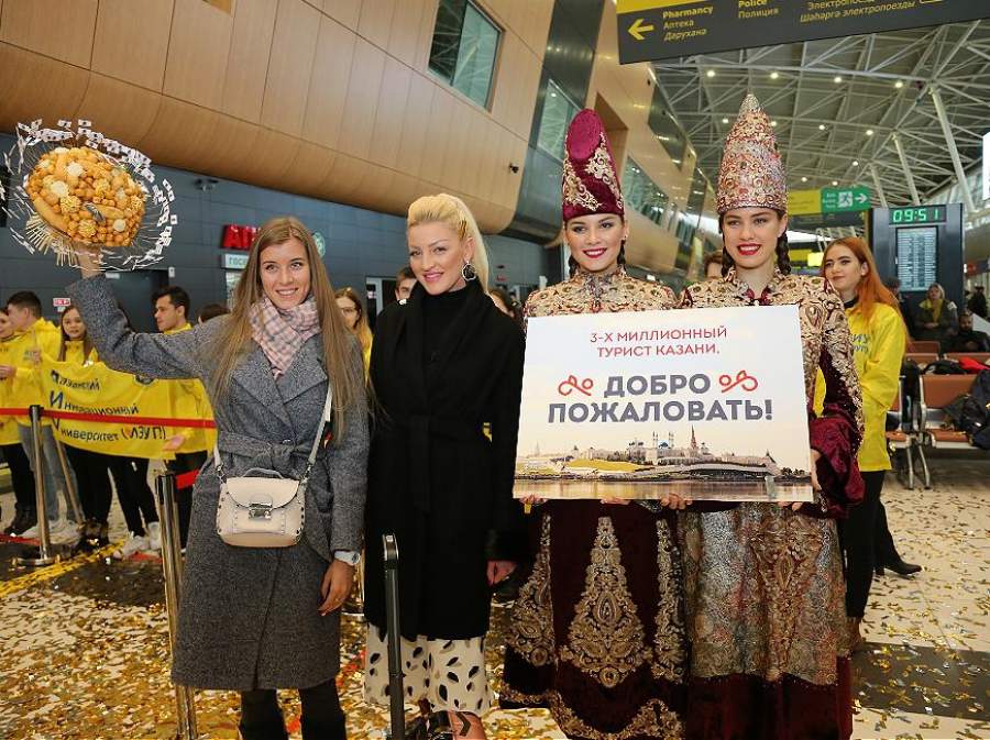 В аэропорту Казани встретили трехмиллионного туриста